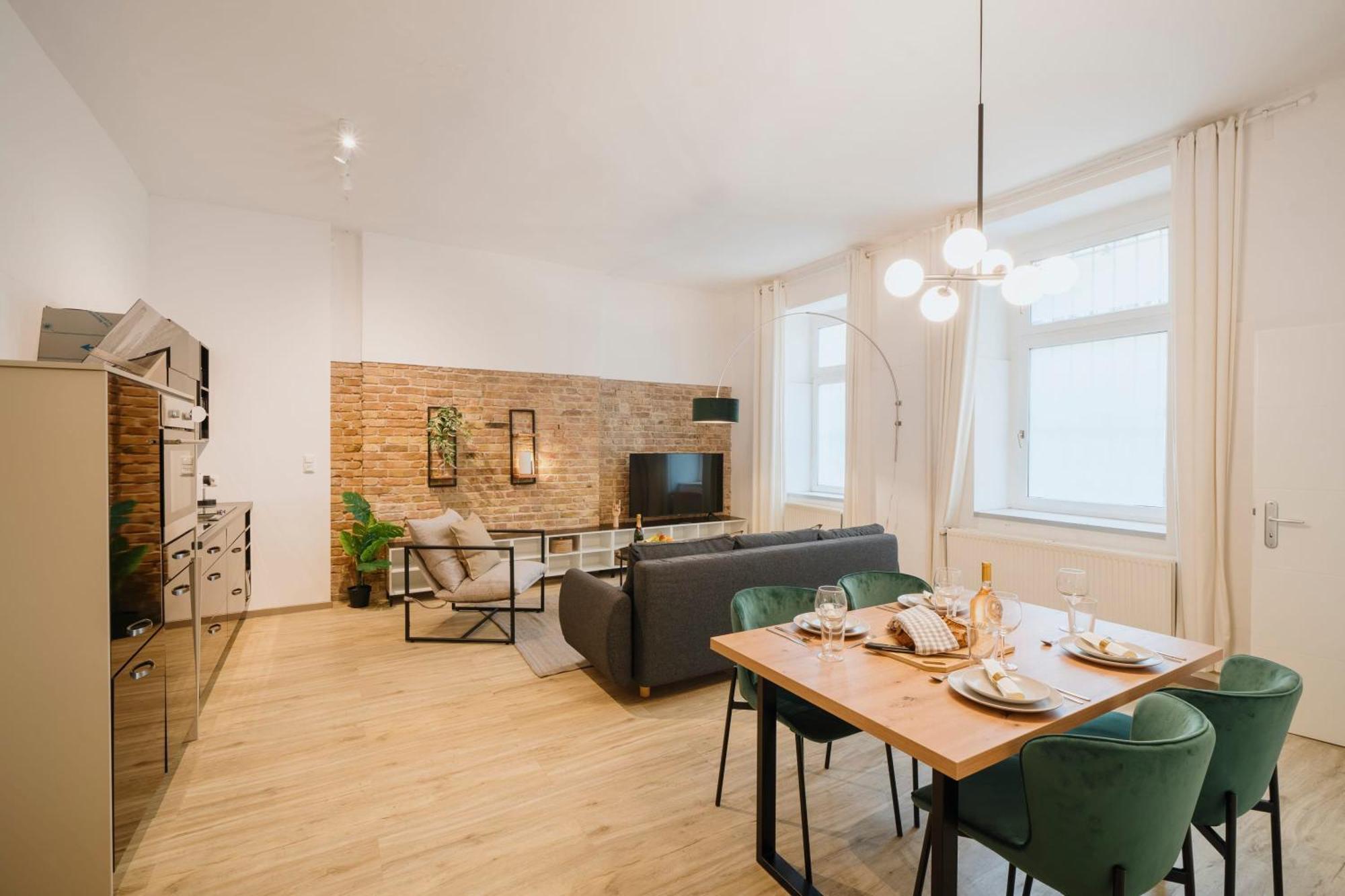 Homely - Quiet, Large Living Area, Courtyard I Supermarket *