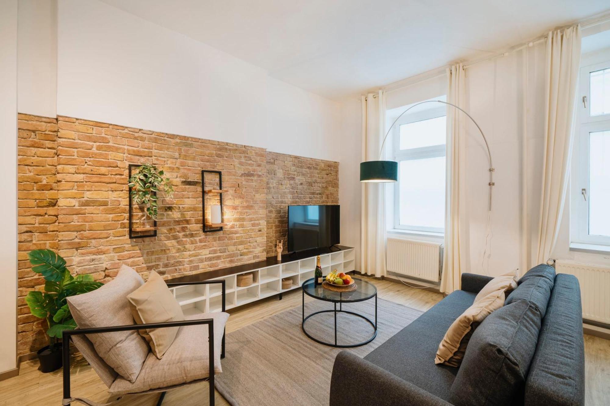Apartment Homely - Quiet, Large Living Area, Courtyard I Supermarket