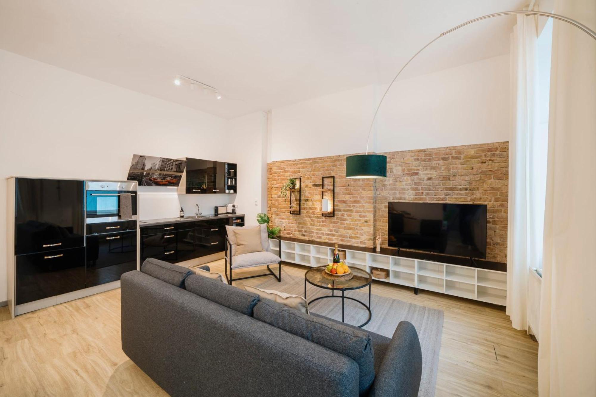 Homely - Quiet, Large Living Area, Courtyard I Supermarket *