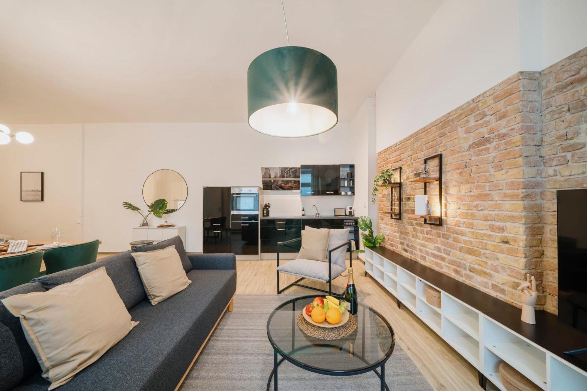Homely - Quiet, Large Living Area, Courtyard I Supermarket Apartment *