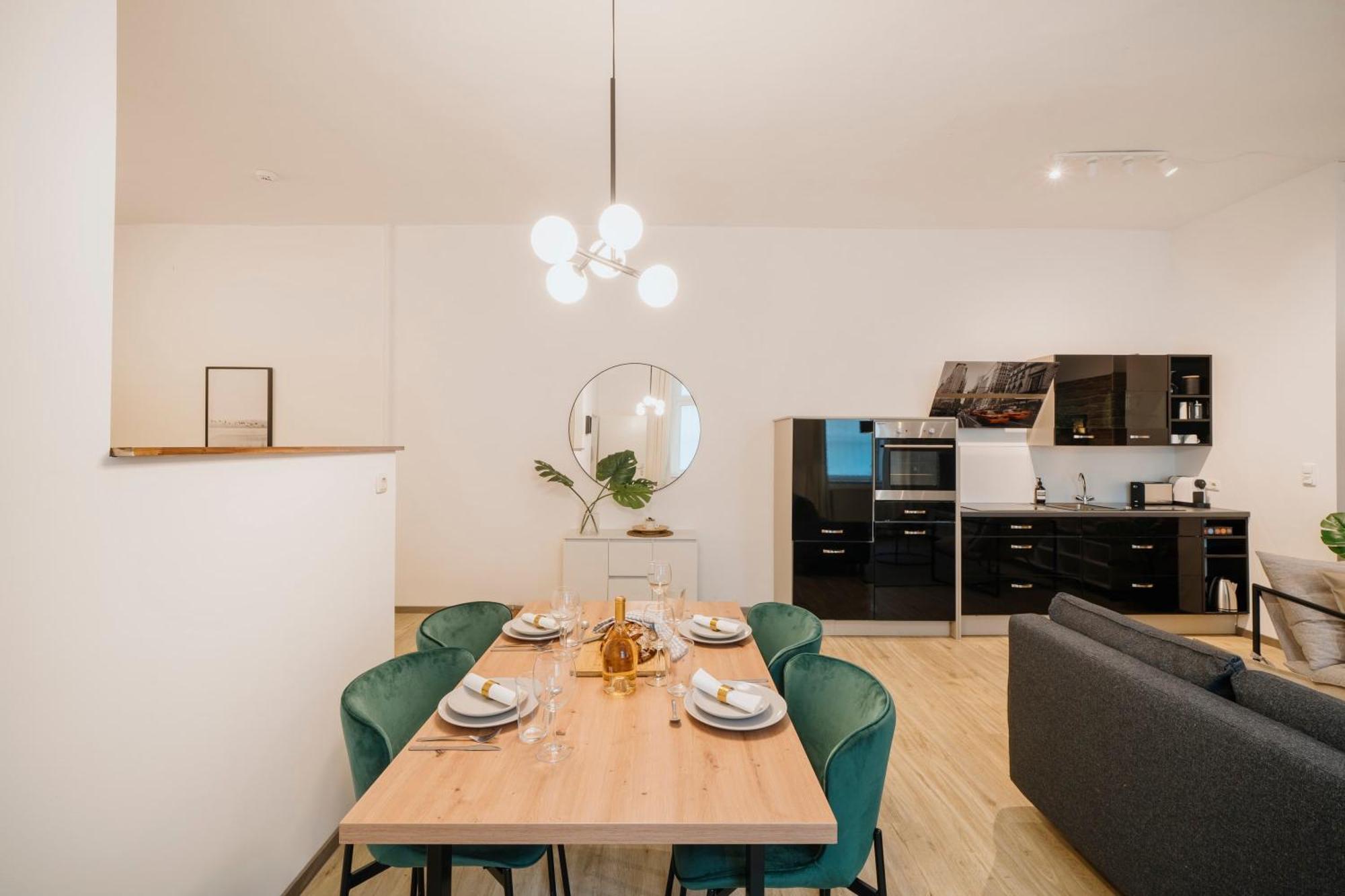 Homely - Quiet, Large Living Area, Courtyard I Supermarket