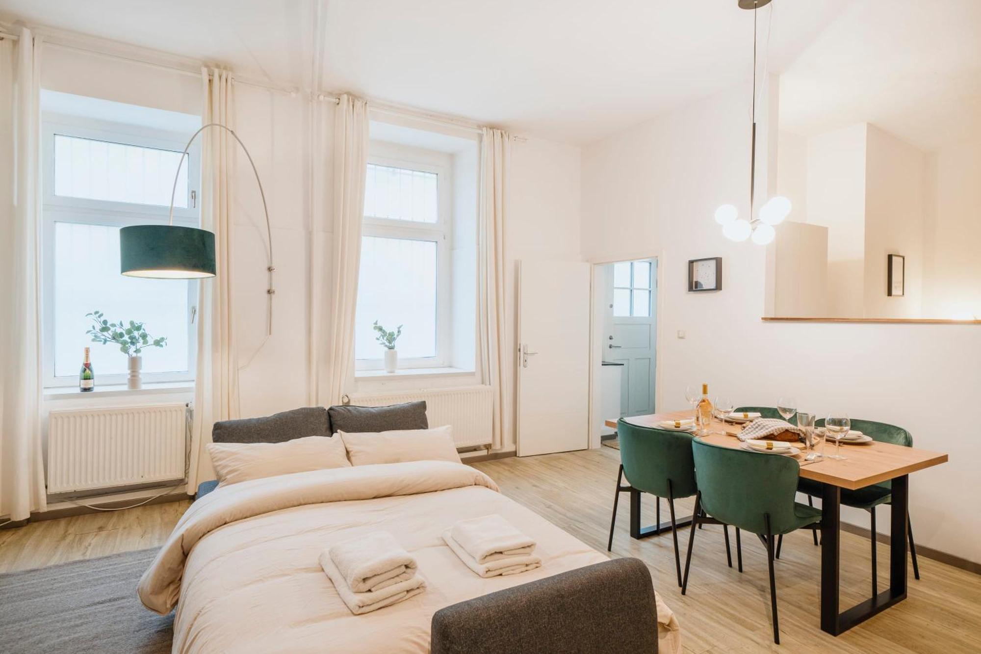 Homely - Quiet, Large Living Area, Courtyard I Supermarket Apartment