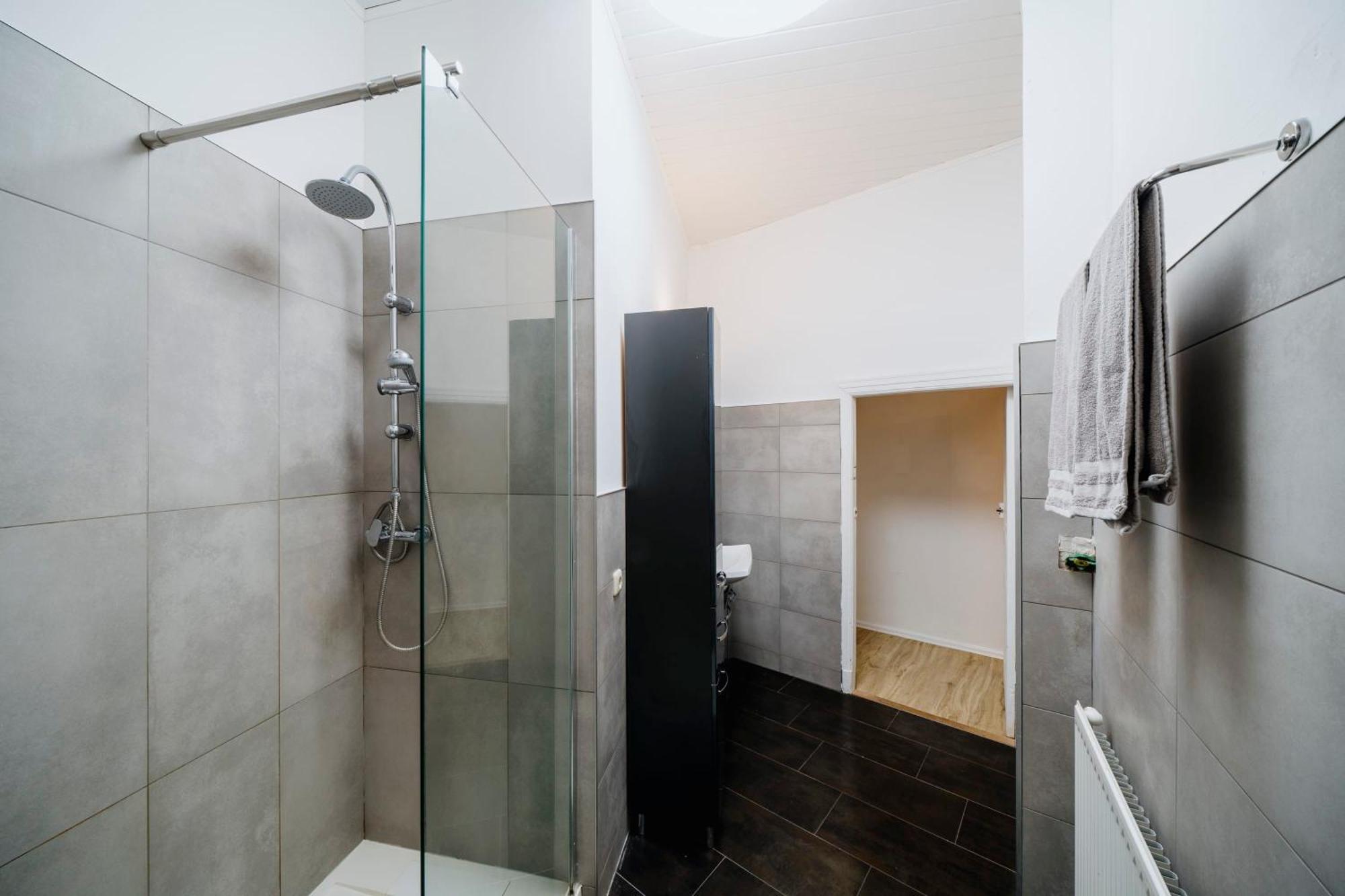 Homely - Quiet, Large Living Area, Courtyard I Supermarket Apartment *