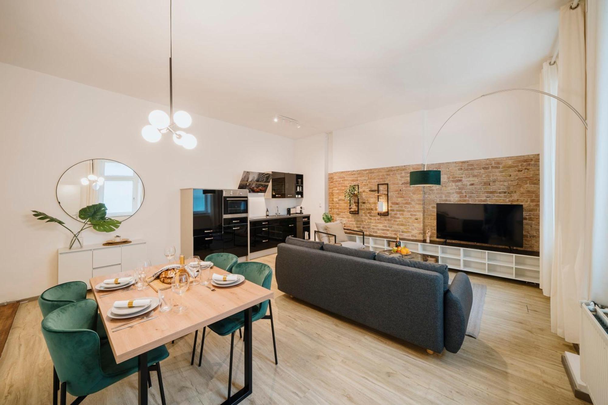 Homely - Quiet, Large Living Area, Courtyard I Supermarket Apartment *