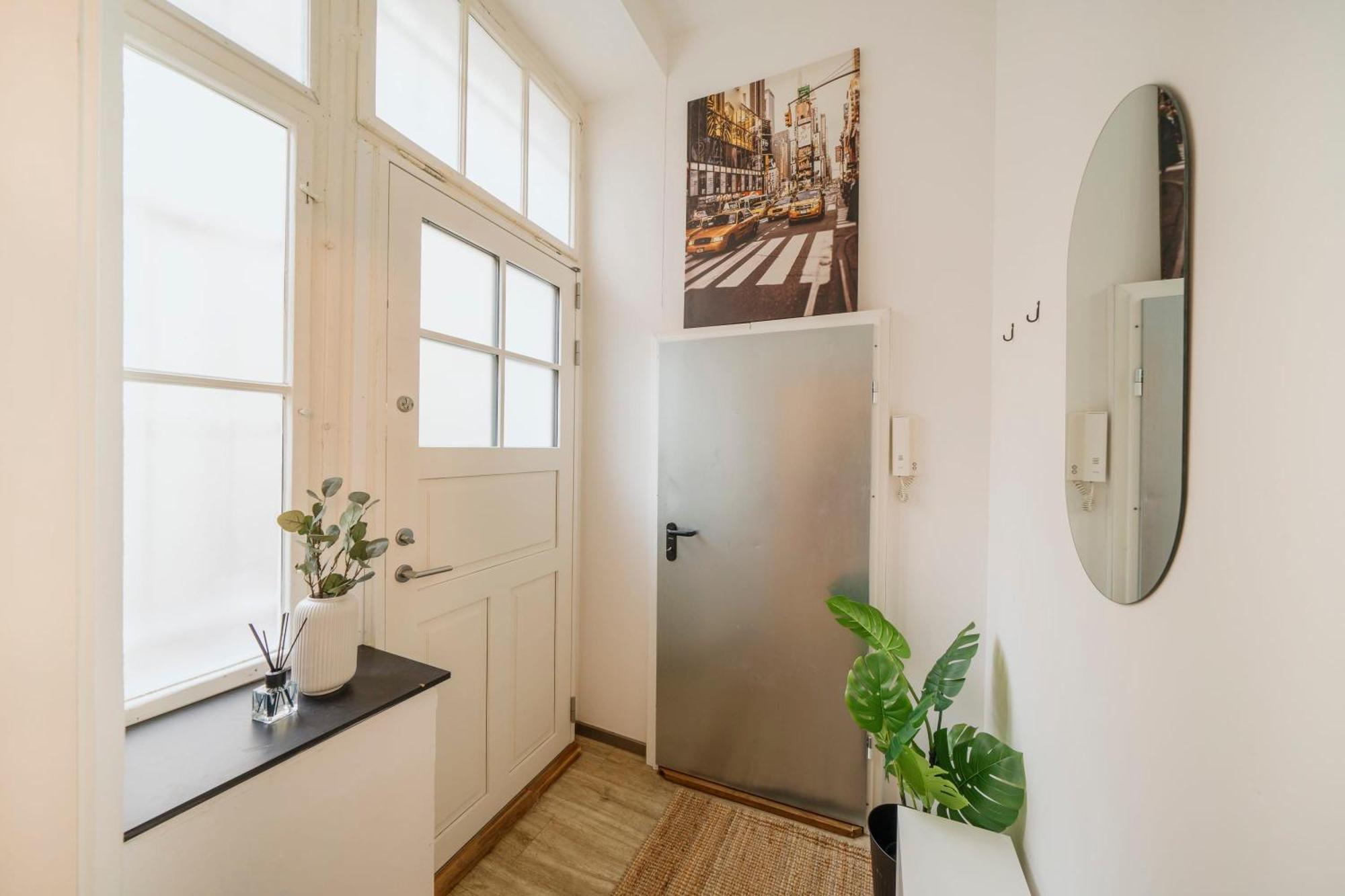 Homely - Quiet, Large Living Area, Courtyard I Supermarket