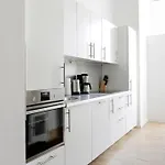 Sc 06 By Rockchair Apartments L Superhost Status L 4 Bedrooms Boxspringbeds 2 Bathrooms Balcony Elevator - Cozy Family & Business Flair Welcomes You!