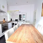 Fritz By Rockchair Apartments L Superhost Status L 3 Bedrooms Boxspringbeds 2 Bathrooms 2 Kitchen - Cozy Family & Business Flair Welcomes You!