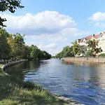 Kvh By Rockchair Apartments L Superhost Status L Boxspringbett Am Schloss Charlottenburg Welcomes You!