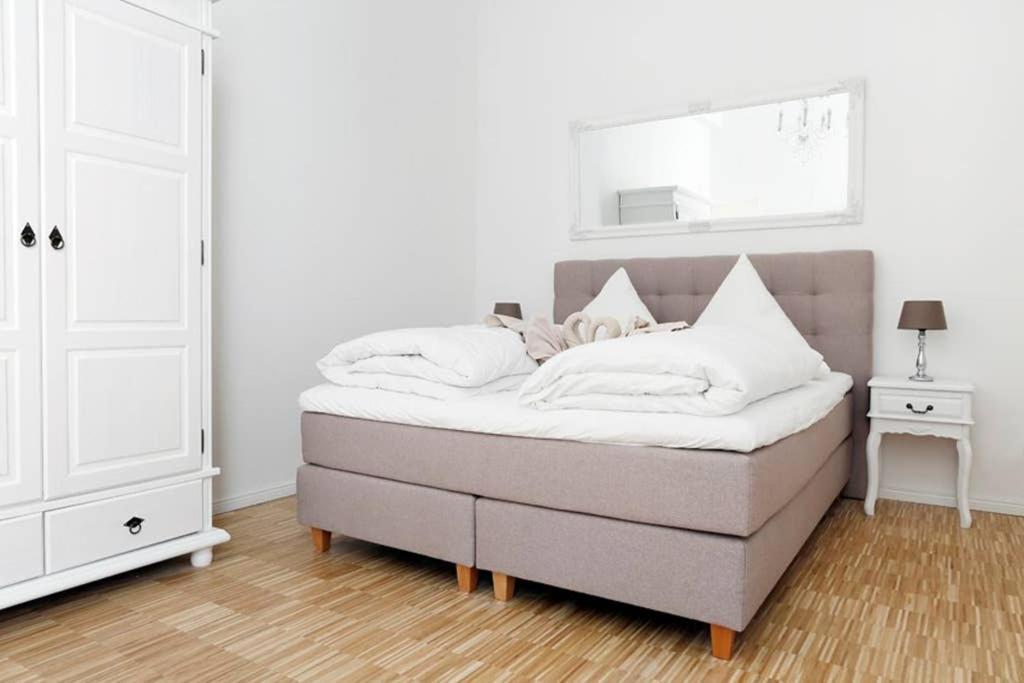 Sc 06 By Rockchair L Superhost Status L 4 Bedrooms Boxspringbeds 2 Bathrooms Balcony Elevator - Cozy Family & Business Flair Welcomes You! Apartment Berlin