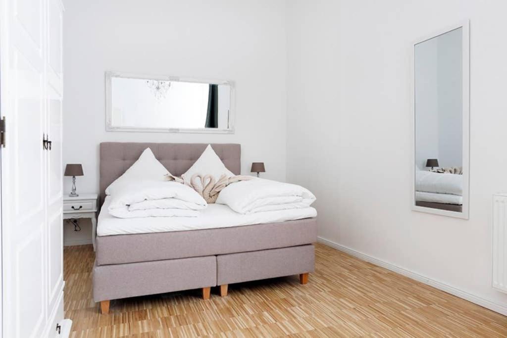 Apartment Sc 06 By Rockchair L Superhost Status L 4 Bedrooms Boxspringbeds 2 Bathrooms Balcony Elevator - Cozy Family & Business Flair Welcomes You!
