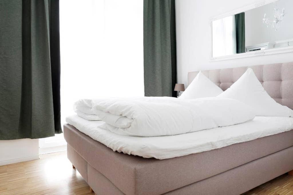 Sc 06 By Rockchair L Superhost Status L 4 Bedrooms Boxspringbeds 2 Bathrooms Balcony Elevator - Cozy Family & Business Flair Welcomes You! Apartment Berlin