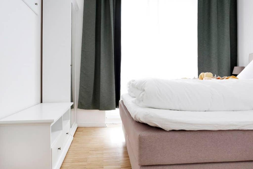 Sc 06 By Rockchair L Superhost Status L 4 Bedrooms Boxspringbeds 2 Bathrooms Balcony Elevator - Cozy Family & Business Flair Welcomes You! Berlin