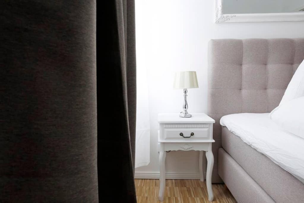 Sc 06 By Rockchair L Superhost Status L 4 Bedrooms Boxspringbeds 2 Bathrooms Balcony Elevator - Cozy Family & Business Flair Welcomes You! * Berlin