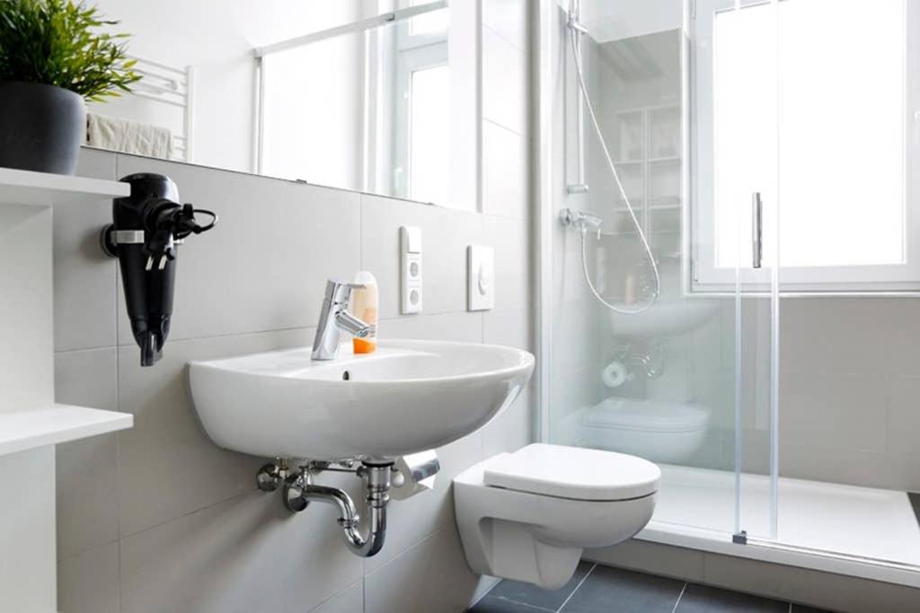 Sc 06 By Rockchair L Superhost Status L 4 Bedrooms Boxspringbeds 2 Bathrooms Balcony Elevator - Cozy Family & Business Flair Welcomes You! Berlin