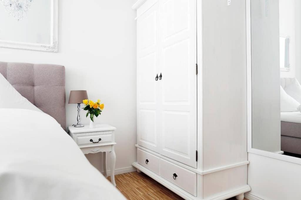 Sc 06 By Rockchair L Superhost Status L 4 Bedrooms Boxspringbeds 2 Bathrooms Balcony Elevator - Cozy Family & Business Flair Welcomes You! Berlin
