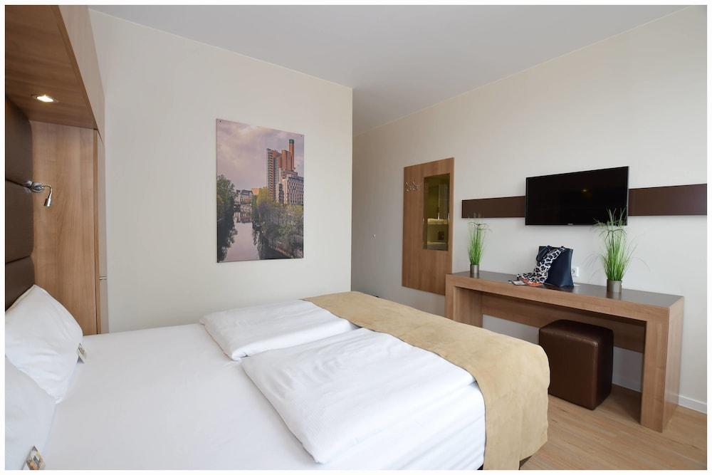 Hotel Plus