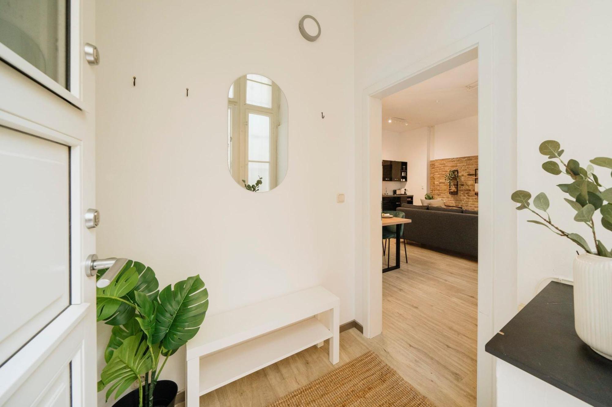 Homely - Quiet, Large Living Area, Courtyard I Supermarket