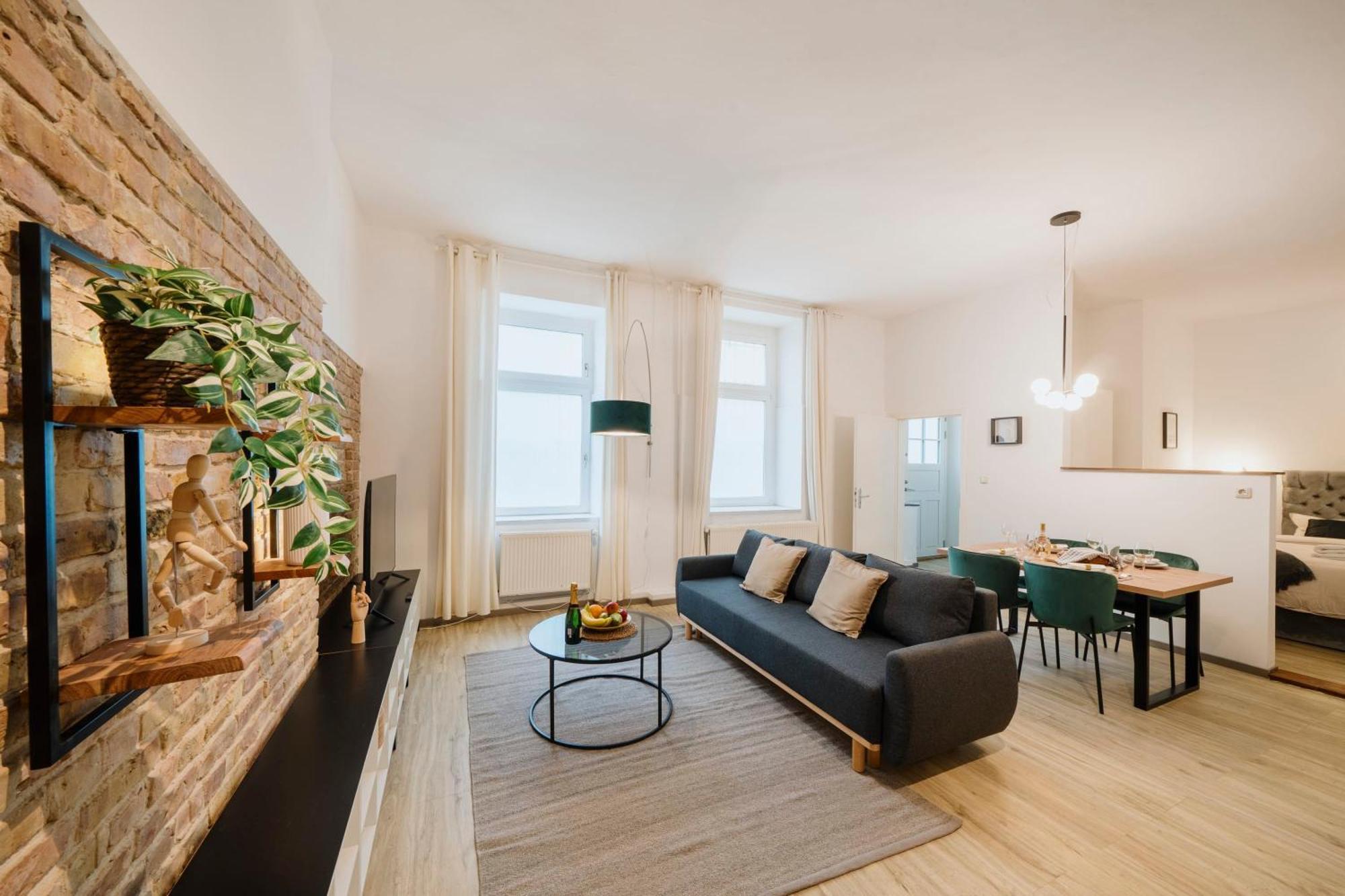 Homely - Quiet, Large Living Area, Courtyard I Supermarket Apartment *