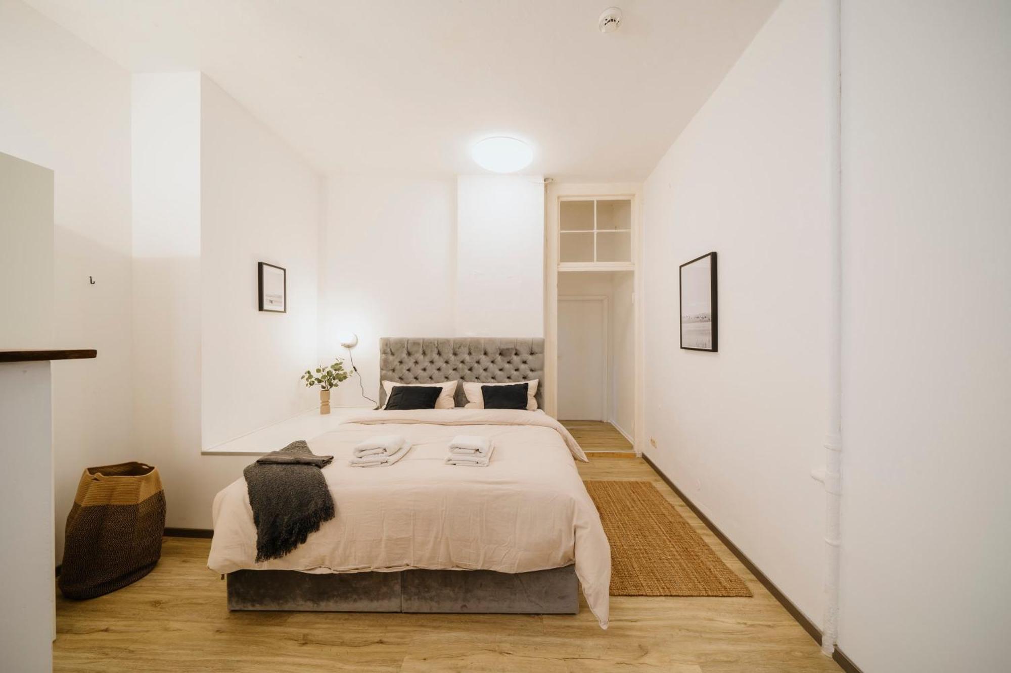 Homely - Quiet, Large Living Area, Courtyard I Supermarket *