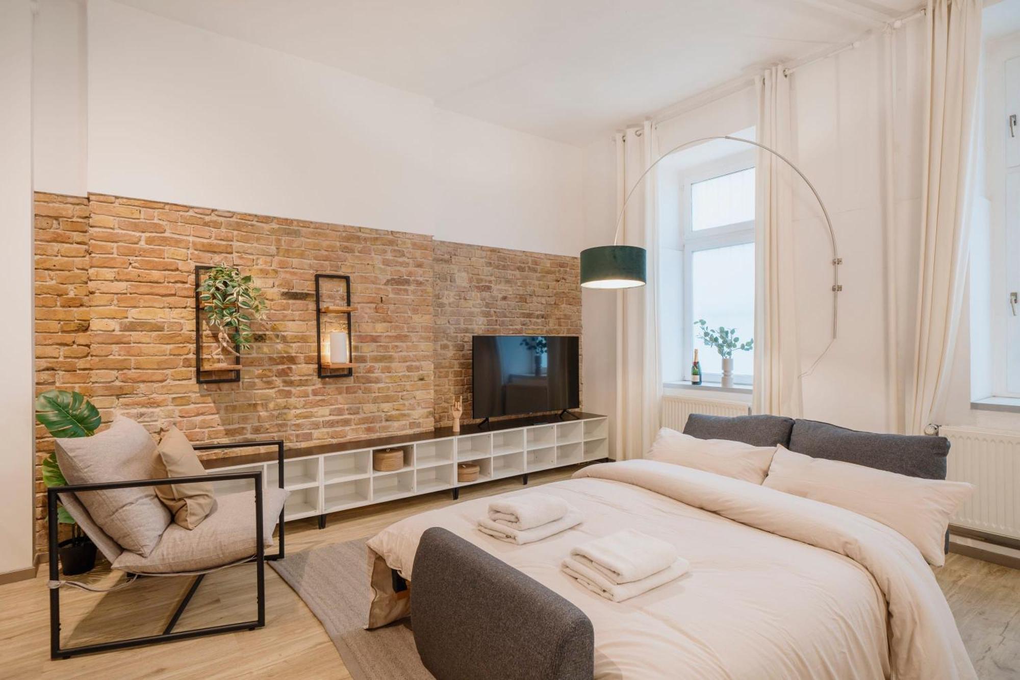 Homely - Quiet, Large Living Area, Courtyard I Supermarket * Berlin