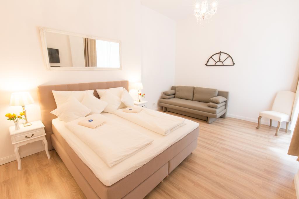 Fritz By Rockchair Apartments L Superhost Status L 3 Bedrooms Boxspringbeds 2 Bathrooms 2 Kitchen - Cozy Family & Business Flair Welcomes You! Berlin