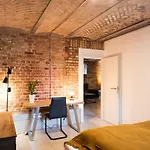 Luxurious Urban Living - Premium Downtown Apartments Next To Hbf