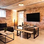 Luxurious Urban Living - Premium Downtown Apartments Next To Hbf