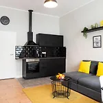 J.V Ku\'Damm 2 Bedroom Style Apartment +A/C&Rain-Shower