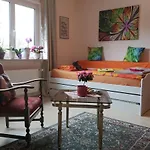 Weltoffenes Privates Gaestezimmer Bei Lgbtq Freundlichen Gastgeber Der Mit In Der Wohnung Lebt
