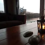 Saunainsel - Hausboot mit schwimmender Sauna, Hottub und Tretboot in Berlin