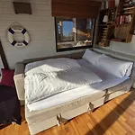 Saunainsel - Hausboot mit schwimmender Sauna, Hottub und Tretboot in Berlin