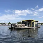 Grosses Gemuetliches Hausboot In Berlin