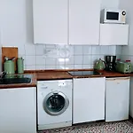 Central 2 Bedroom Flat For Families & Calm Guests
