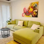 Prime Comfort Apartment With Balcony & Free Parking