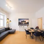 Massagesessel, King-Sized Bed, Billardtisch, 2 Couches
