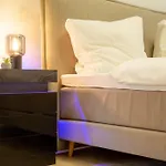 Massagesessel, King-Sized Bed, Billardtisch, 2 Couches