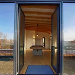 Luxury Penthouse Jacuzzi, Pool Table, Bbq & Desks