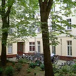 Quiet Courtyard Apartment