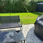 Traumhafte Haushaelfte Mit Kamin, Garten & Whirlpool
