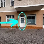 Massagesessel, King-Sized Bed, Billardtisch, 2 Couches