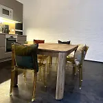 Cozy Rosy Room In Vibrant Area 4
