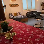 Luftiges Upcycling Studio Im Eg - Zentral