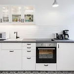 Thezion, Lovely 1 Bedroom Up To 3