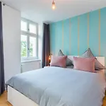 Thezion, Lovely 1 Bedroom Up To 3