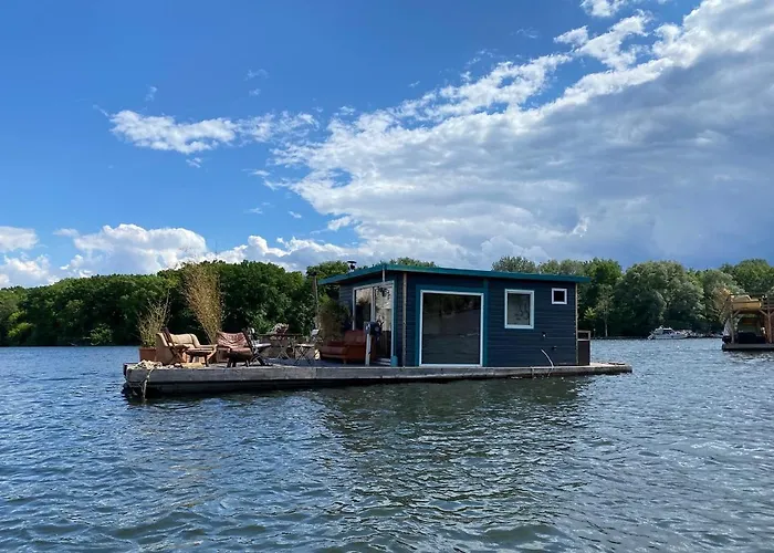 Grosses Gemuetliches Hausboot In Berlin