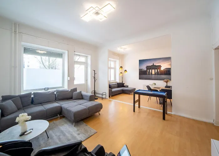 Massagesessel, King-Sized Bed, Billardtisch, 2 Couches
