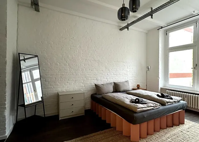 Cozy Rosy Room In Vibrant Area 4