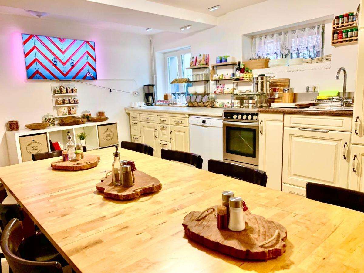 Hostel New Mitte Free Snack Hot Tea And Coffee *