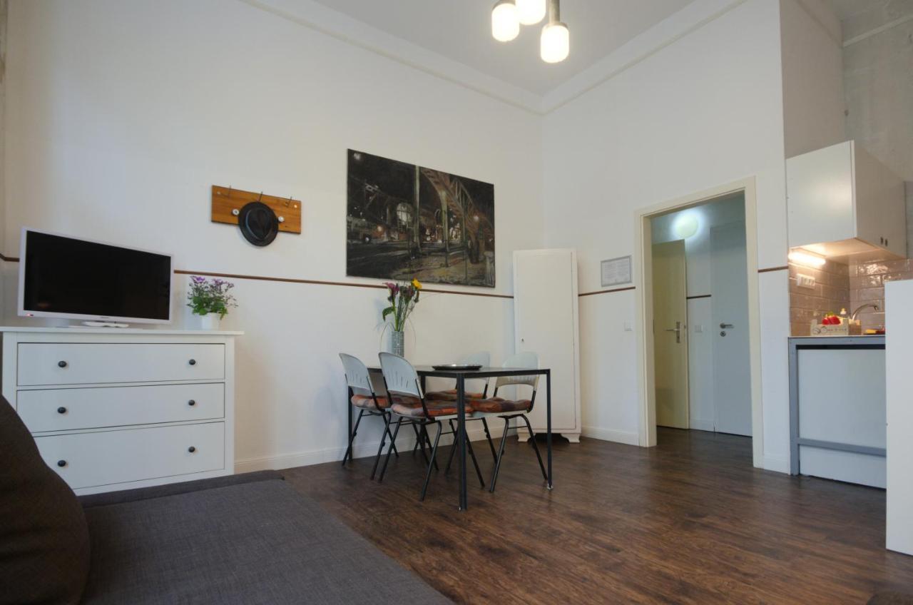 Altbauwohnung Mit 3 Badern Apartment *