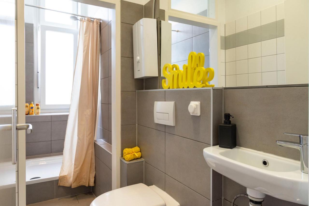 Central +3br +big Living Next To U-station Apartment *